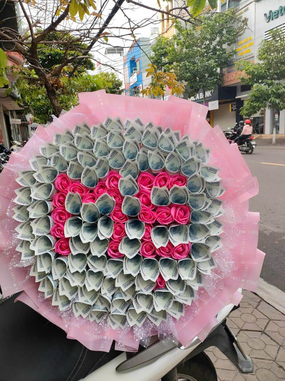Hoa tiền tặng mẹ