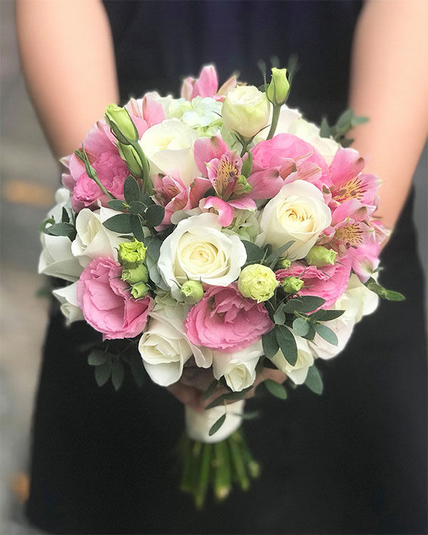Đặt Hoa Cầm Tay Cô Dâu