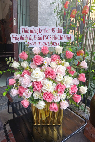 GIỎ HOA CHÚC MỪNG HỒNG DÂU - TÚ CẦU TRẮNG