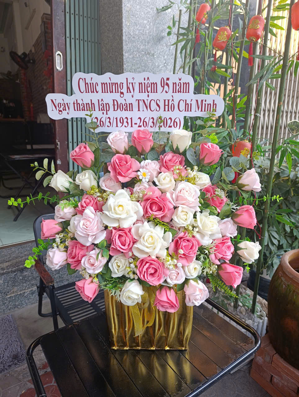GIỎ HOA CHÚC MỪNG HỒNG DÂU - TÚ CẦU TRẮNG